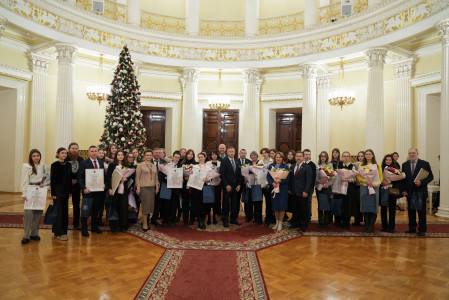 В Мариинском дворце наградили преподавателей и студентов Академии Штиглица – победителей конкурса оформления новогодних шаров в рамках благотворительного проекта «Мечты сбываются»