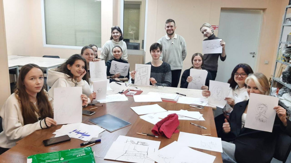 В Ленинградском областном колледже культуры и искусства преподаватели Академии Штиглица провели мастер-класс по скетчингу (технике быстрого рисунка)