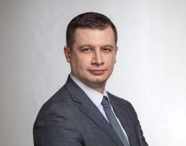 Директор Департамента координации деятельности образовательных организаций Министерства науки и высшего образования РФ Виталий Гришкин поздравил студентов и сотрудников СПГХПА им. А. Л. Штиглица