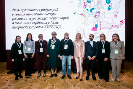 Международный форум «Роль креативных индустрий в социально-экономическом развитии туристских территорий, в том числе входящих в Сеть творческих городов ЮНЕСКО»: опыт Академии в создании сувенирной продукции для развития 
